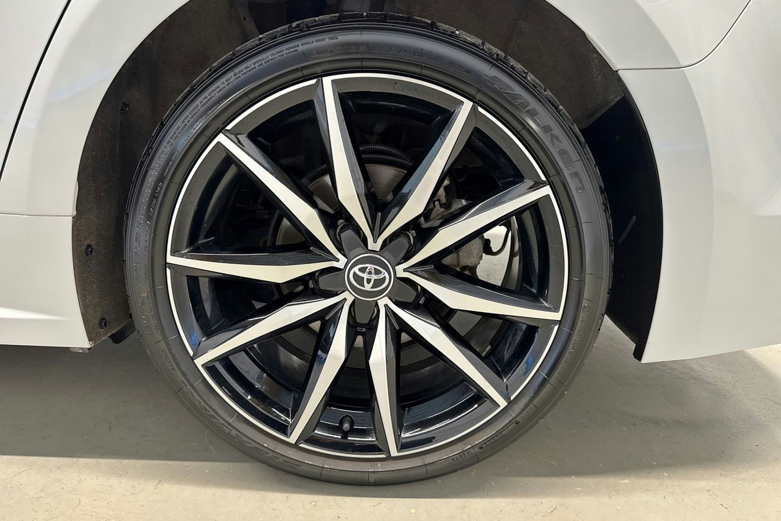 harmaa Toyota Corolla 2024 kuva 13.