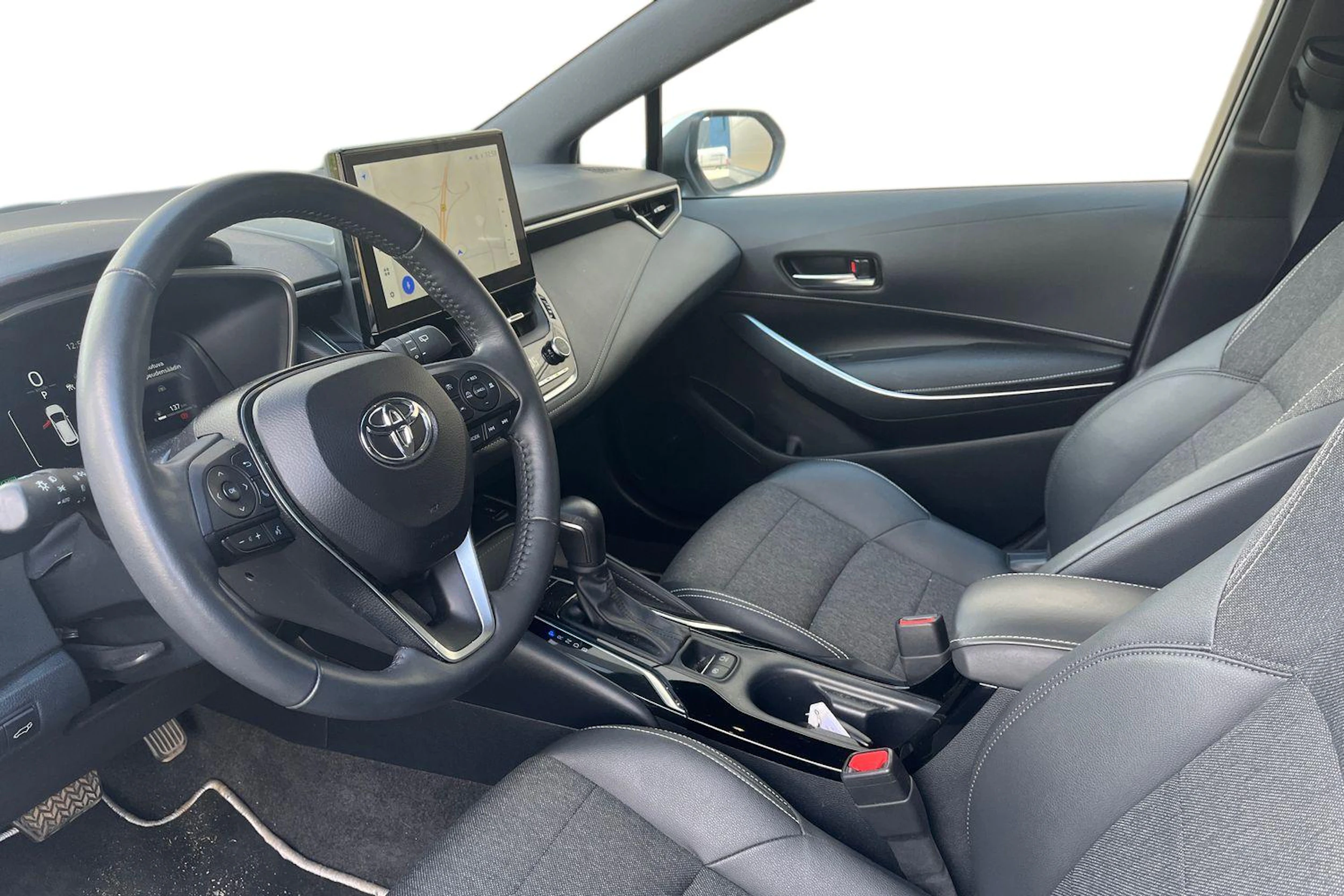 valkoinen Toyota Corolla 2024 kuva 3.