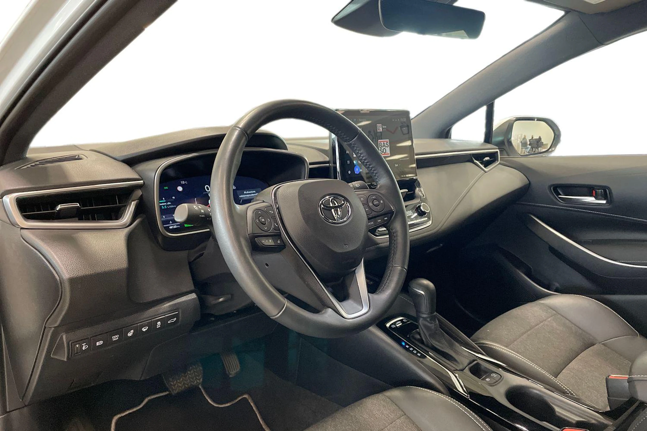 valkoinen Toyota Corolla 2024 kuva 8.