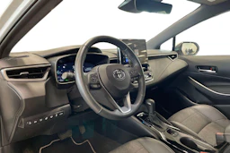 valkoinen Toyota Corolla 2024 kuva 8.