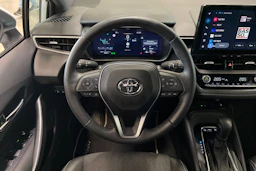 valkoinen Toyota Corolla 2024 kuva 16.