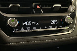 valkoinen Toyota Corolla 2024 kuva 27.