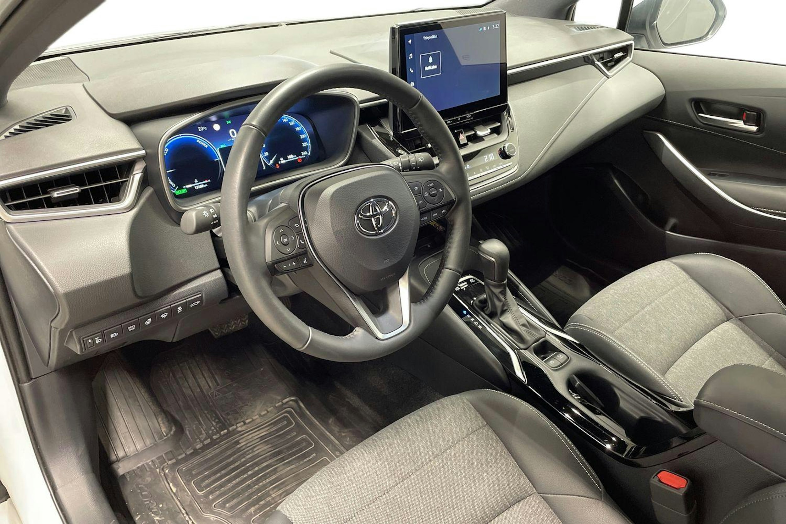 valkoinen Toyota Corolla 2024 kuva 7.