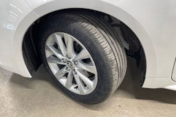 valkoinen Toyota Corolla 2024 kuva 13.