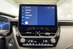 valkoinen Toyota Corolla 2024 kuva 16.