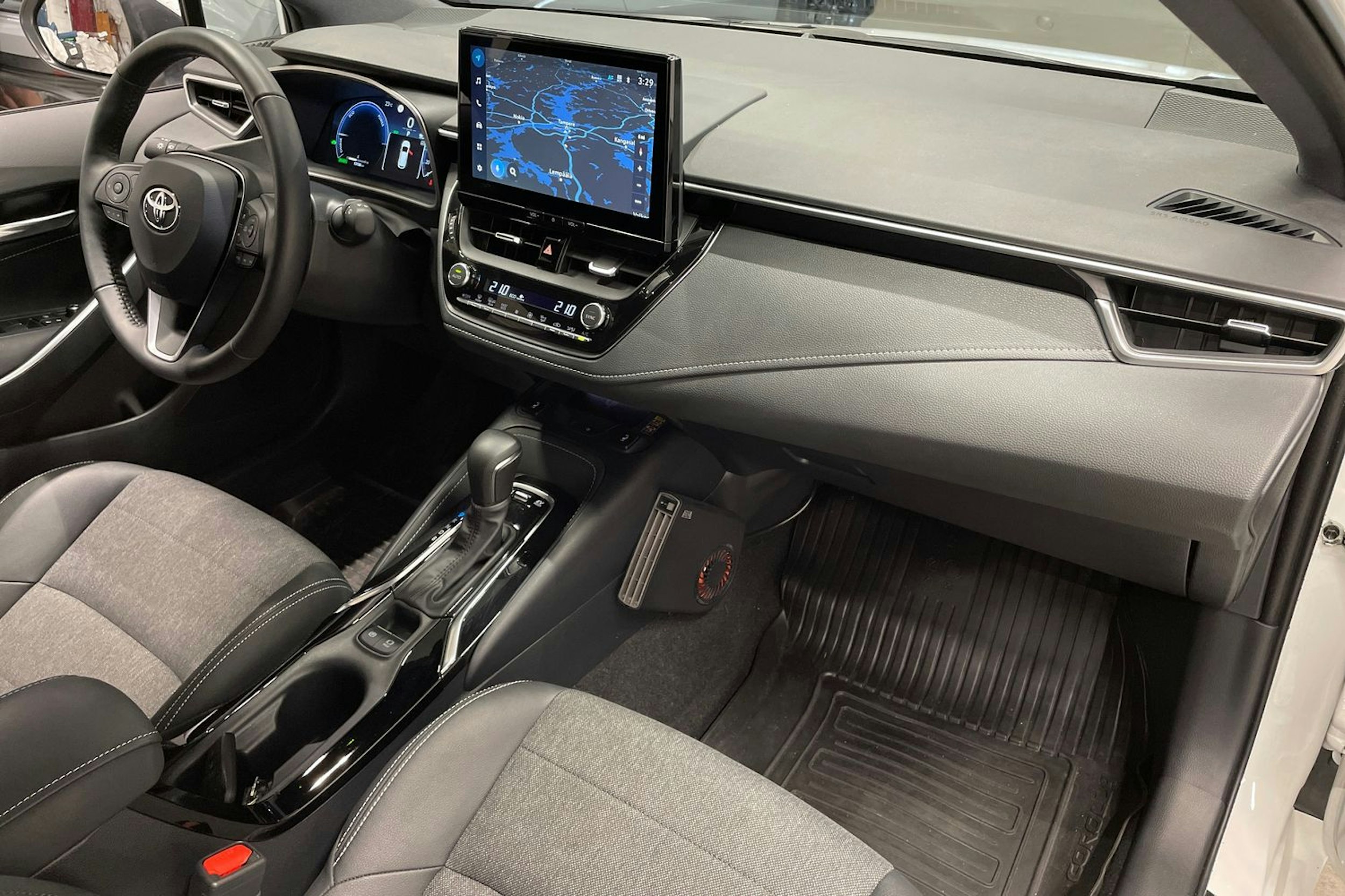 valkoinen Toyota Corolla 2024 kuva 27.
