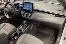 valkoinen Toyota Corolla 2024 kuva 27.