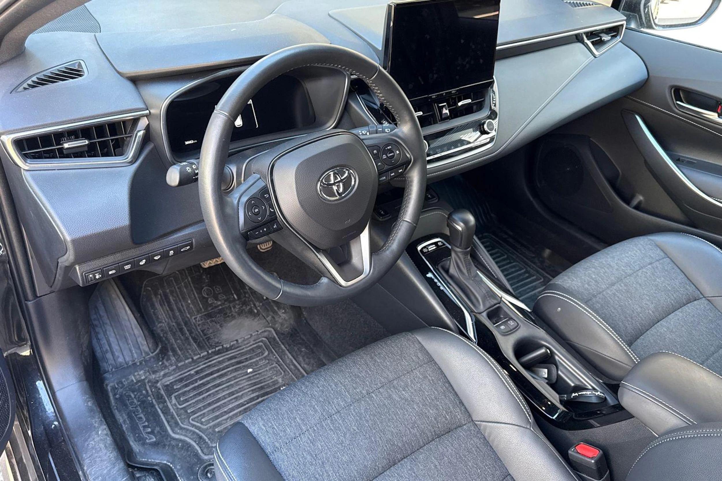 musta Toyota Corolla 2024 kuva 3.