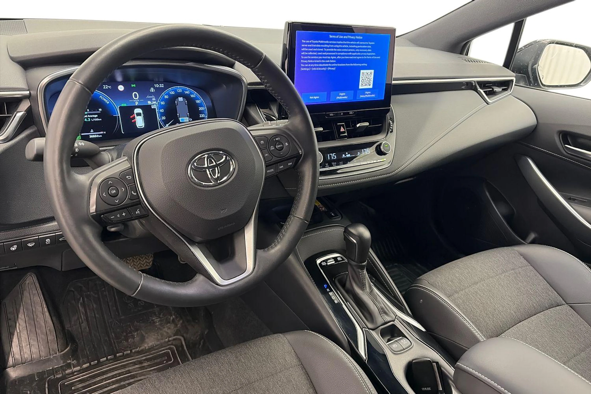 musta Toyota Corolla 2024 kuva 8.