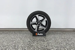 musta Toyota Corolla 2024 kuva 13.