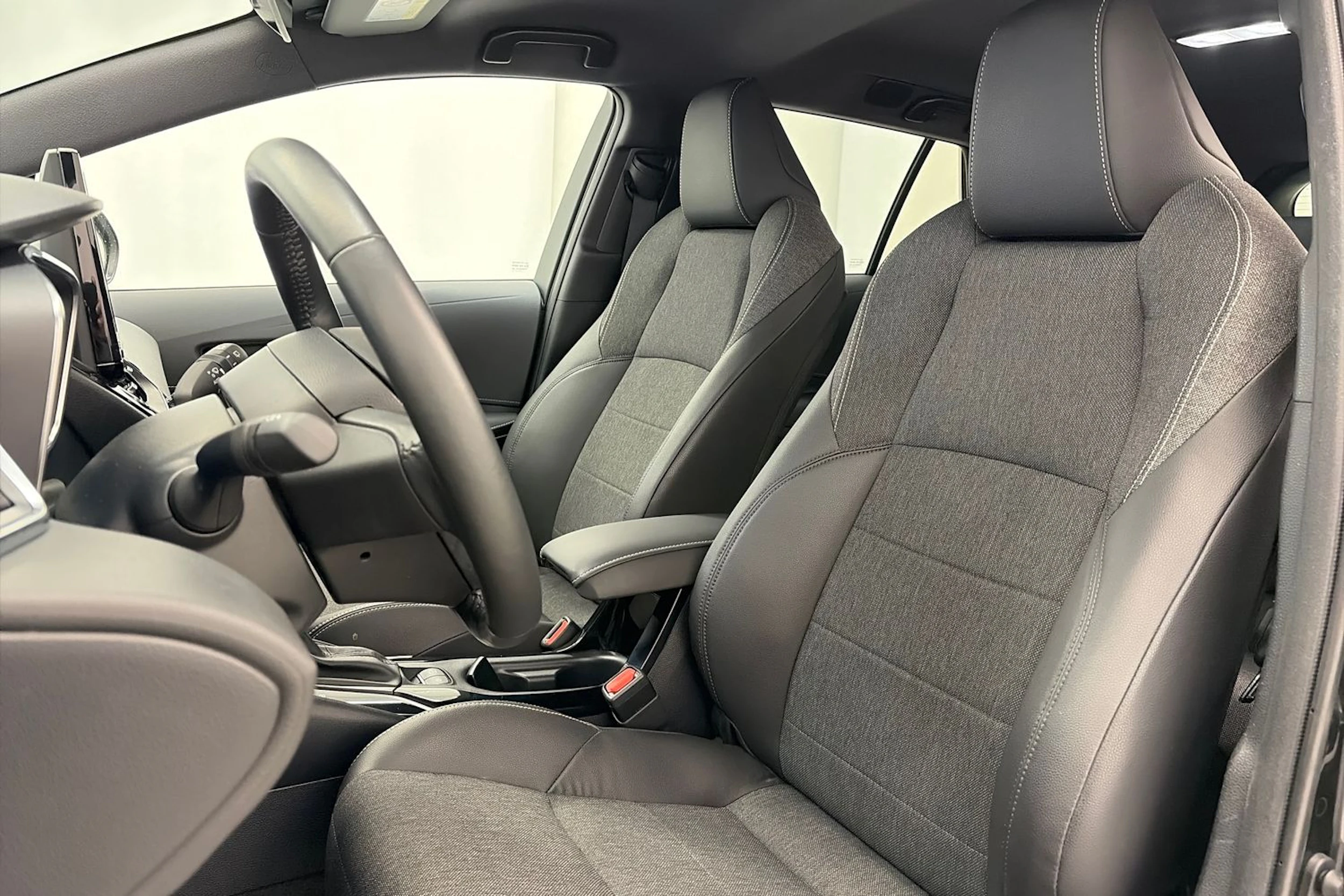 musta Toyota Corolla 2024 kuva 17.