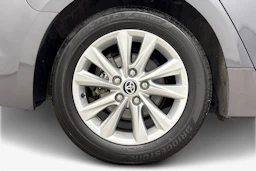 harmaa Toyota Corolla 2024 kuva 9.