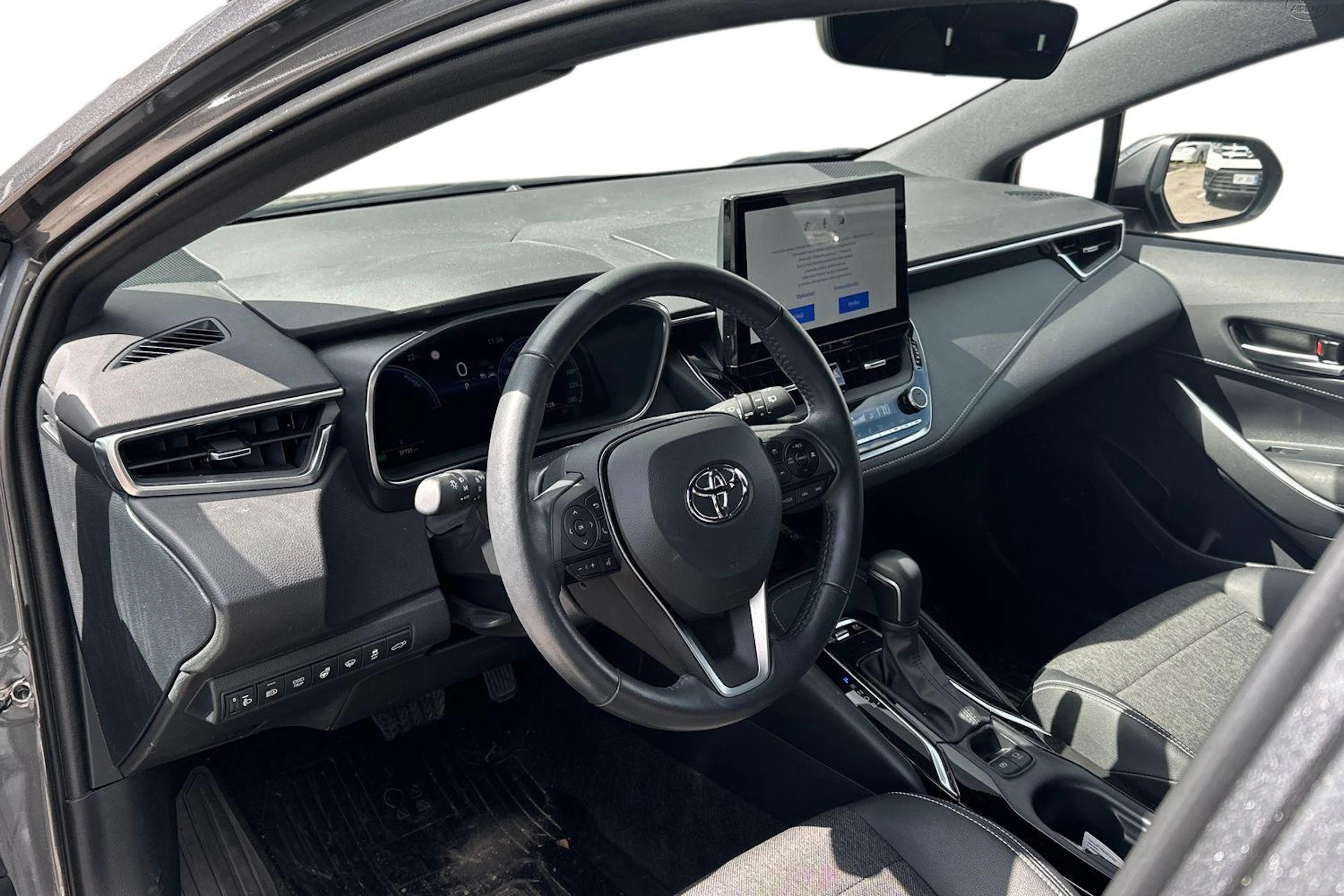 harmaa Toyota Corolla 2024 kuva 3.