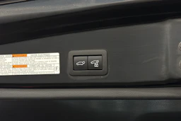 Musta Toyota Corolla Cross 2022 kuva 12.