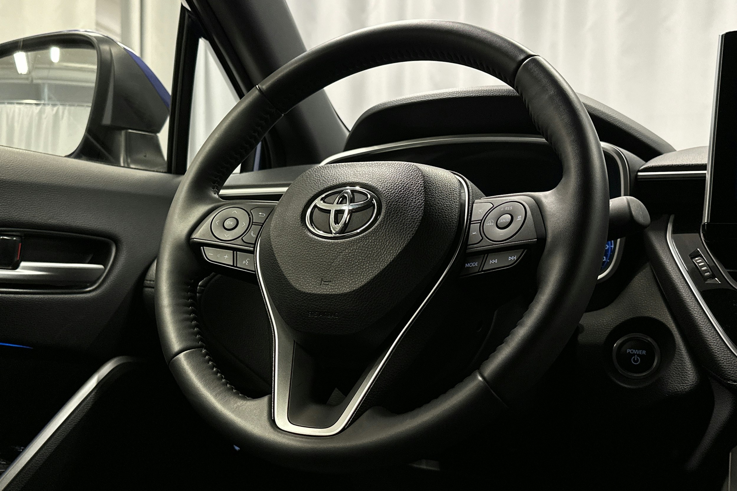 sininen Toyota Corolla Cross 2023 kuva 17.
