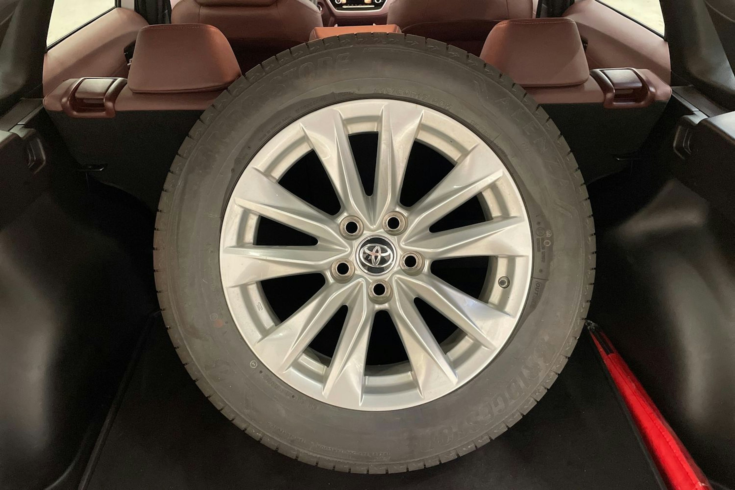 harmaa Toyota Corolla Cross 2023 kuva 16.