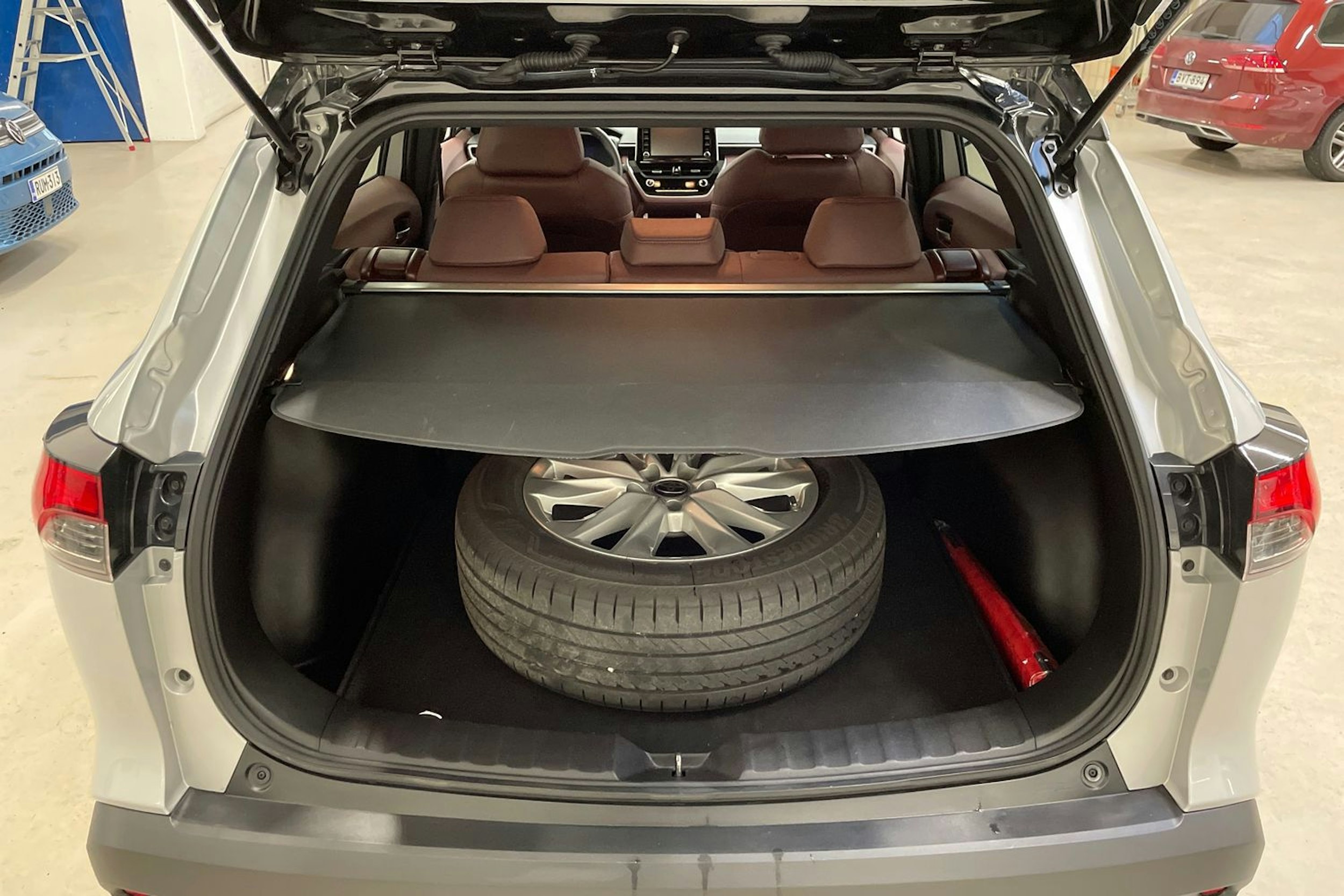 harmaa Toyota Corolla Cross 2023 kuva 17.