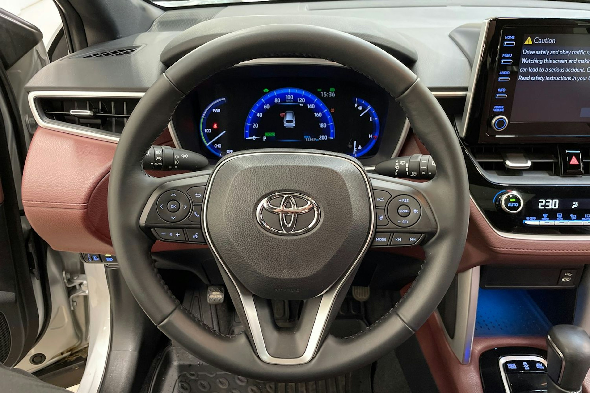 harmaa Toyota Corolla Cross 2023 kuva 18.