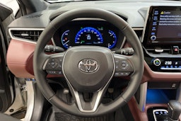 harmaa Toyota Corolla Cross 2023 kuva 18.