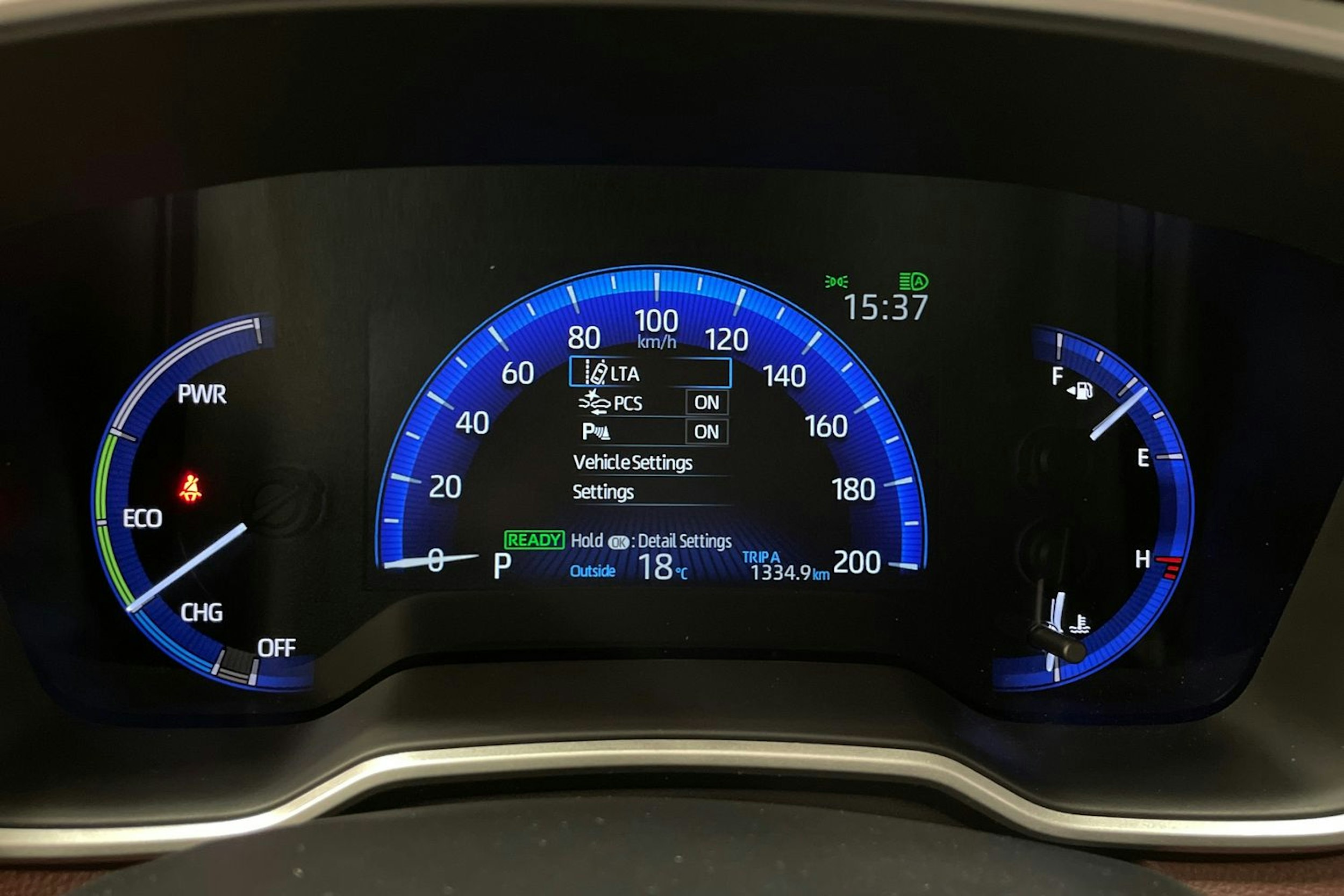 harmaa Toyota Corolla Cross 2023 kuva 19.