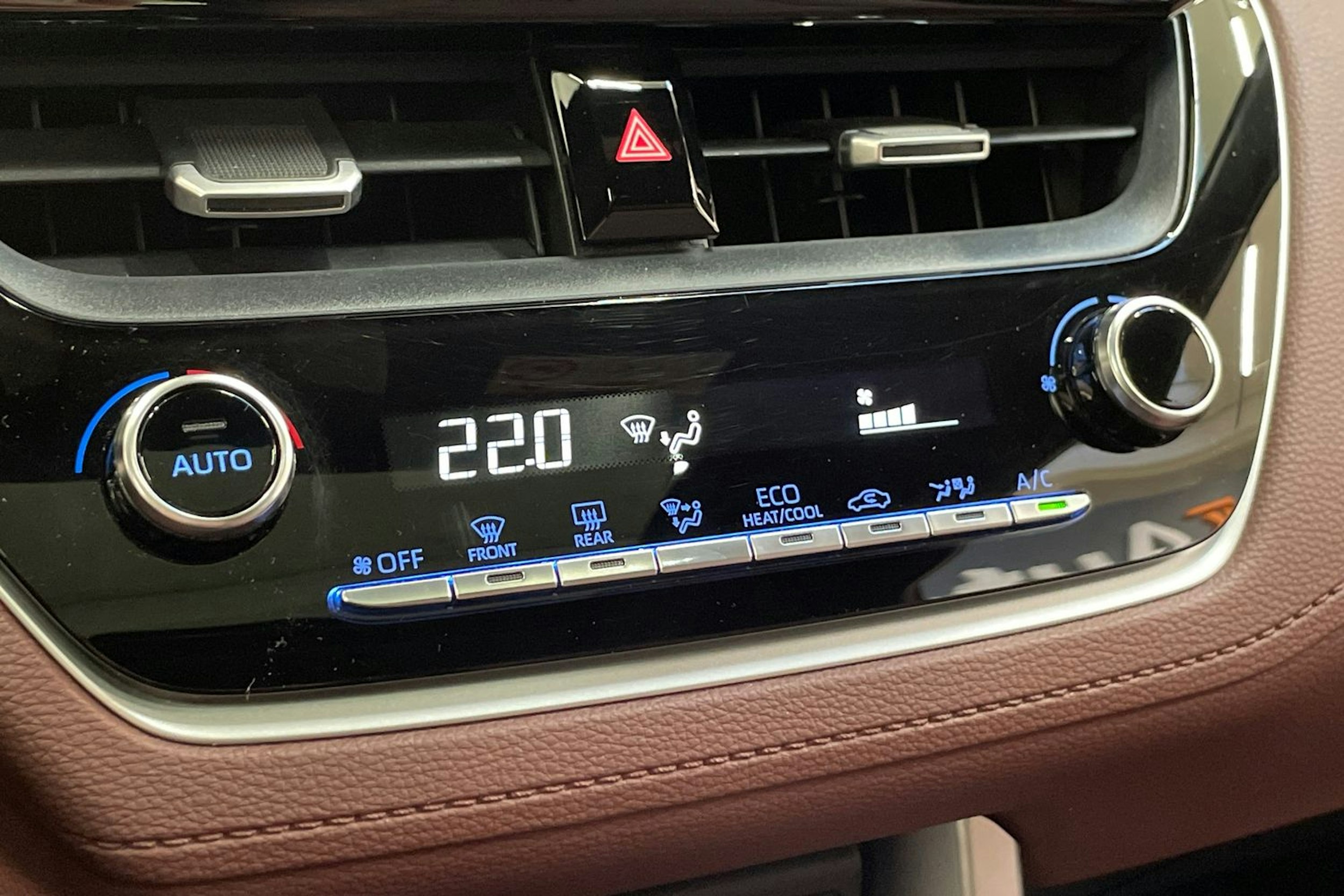 harmaa Toyota Corolla Cross 2023 kuva 25.