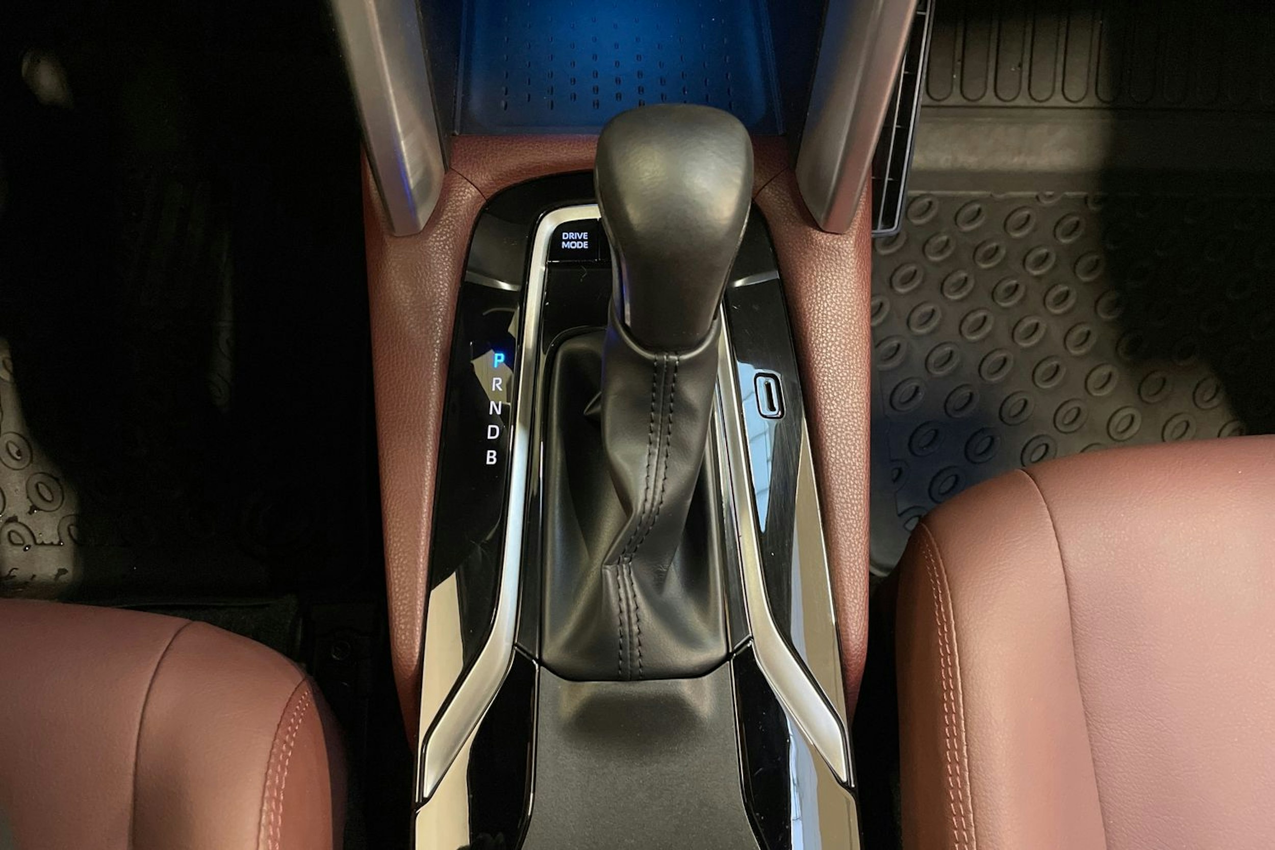 harmaa Toyota Corolla Cross 2023 kuva 28.