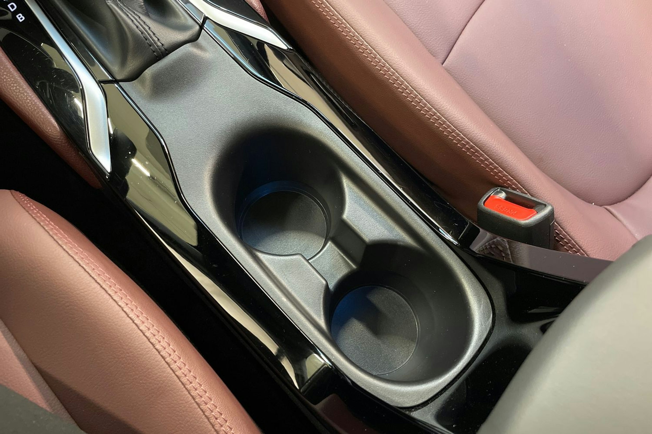 harmaa Toyota Corolla Cross 2023 kuva 29.