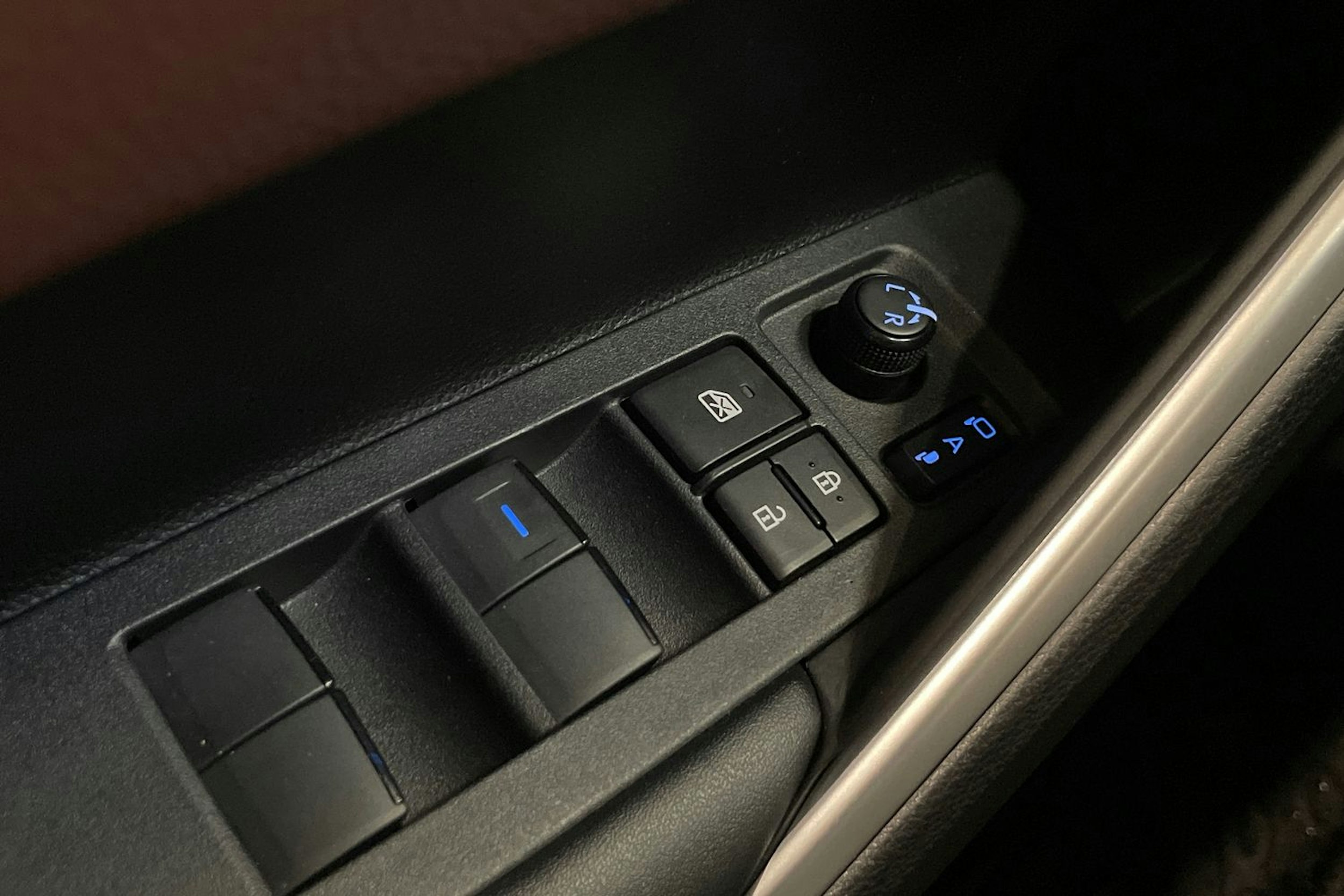 harmaa Toyota Corolla Cross 2023 kuva 31.