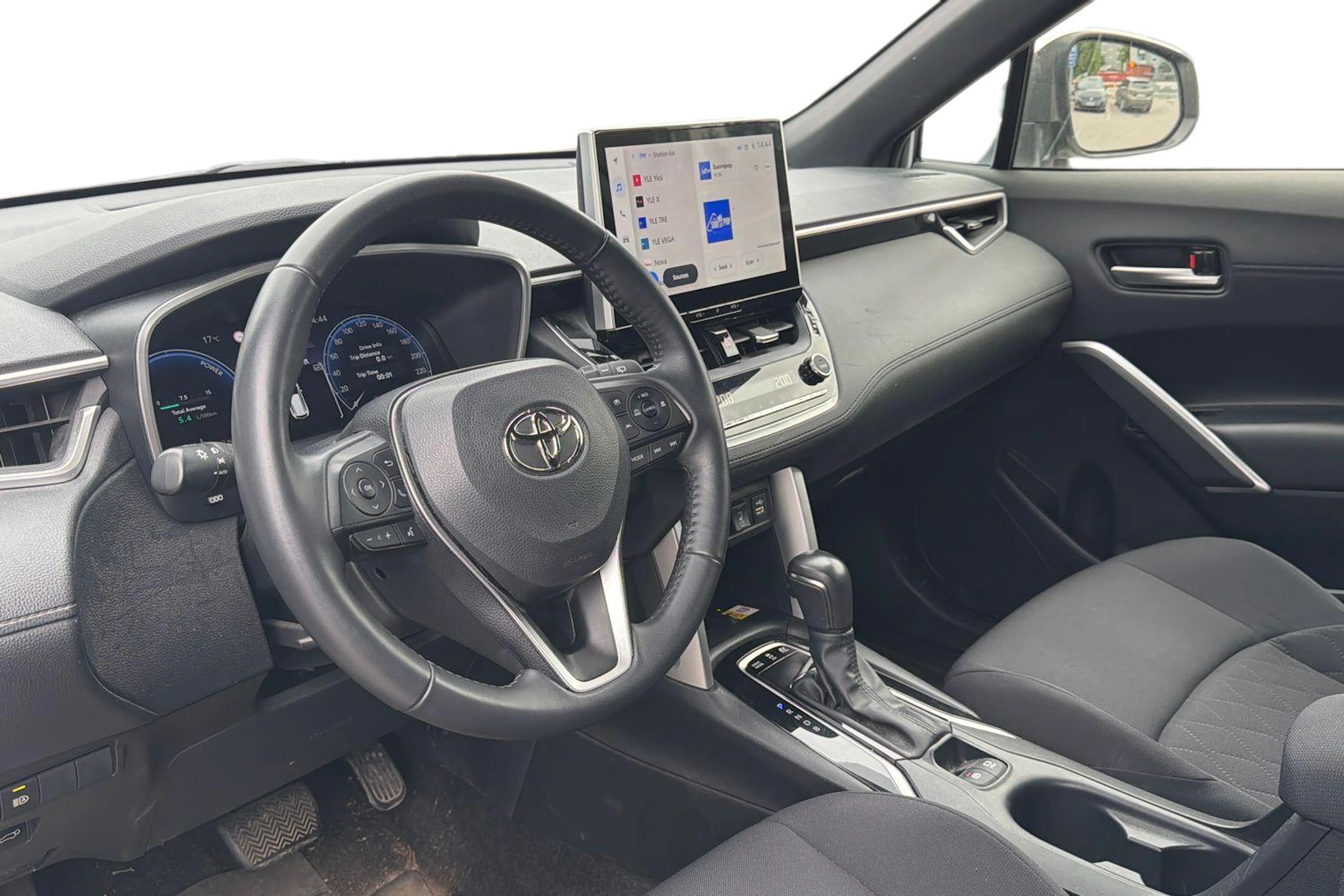 valkoinen Toyota Corolla Cross 2023 kuva 3.