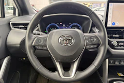 valkoinen Toyota Corolla Cross 2023 kuva 4.