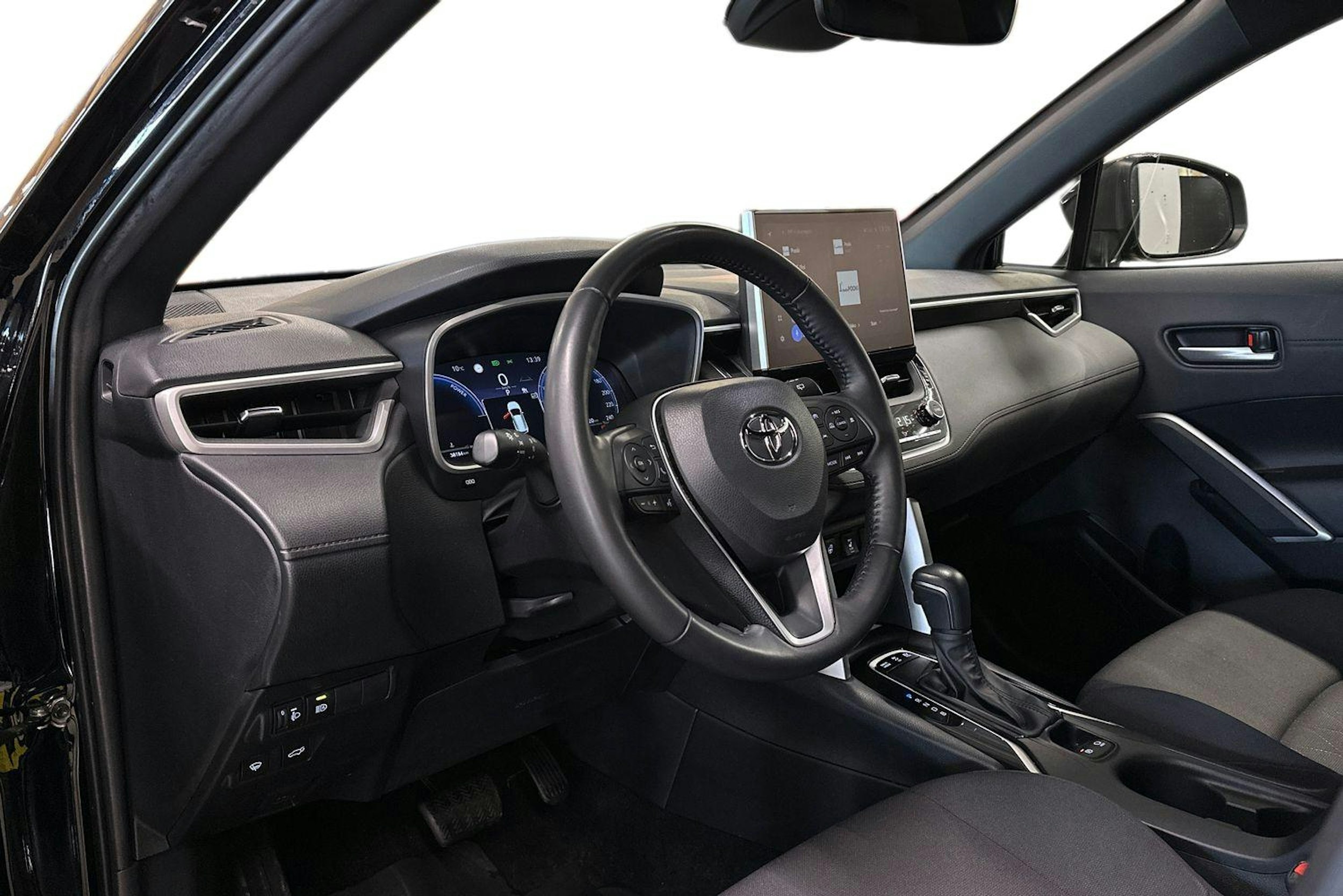musta Toyota Corolla Cross 2023 kuva 7.