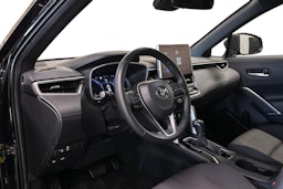 musta Toyota Corolla Cross 2023 kuva 7.