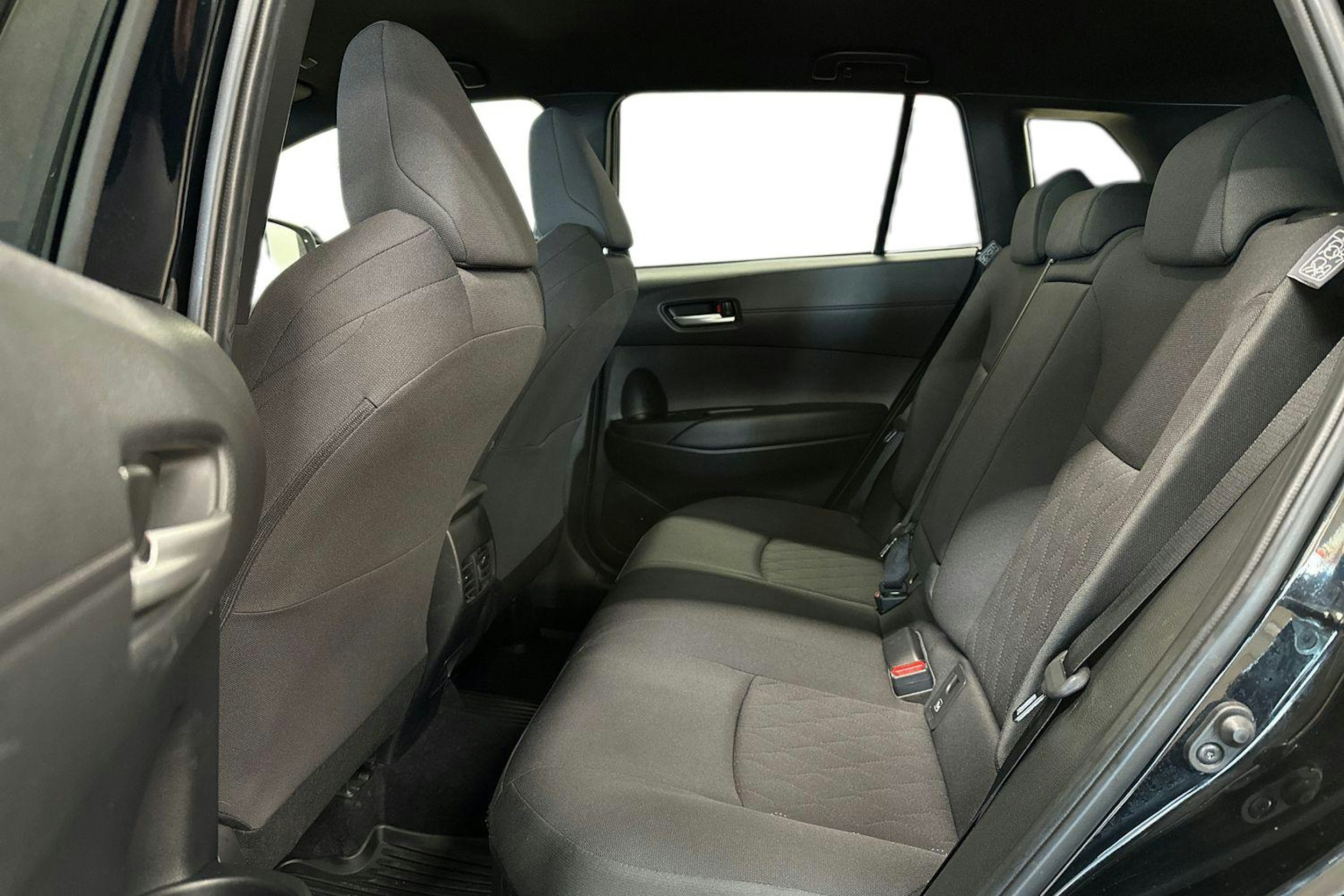 musta Toyota Corolla Cross 2023 kuva 10.