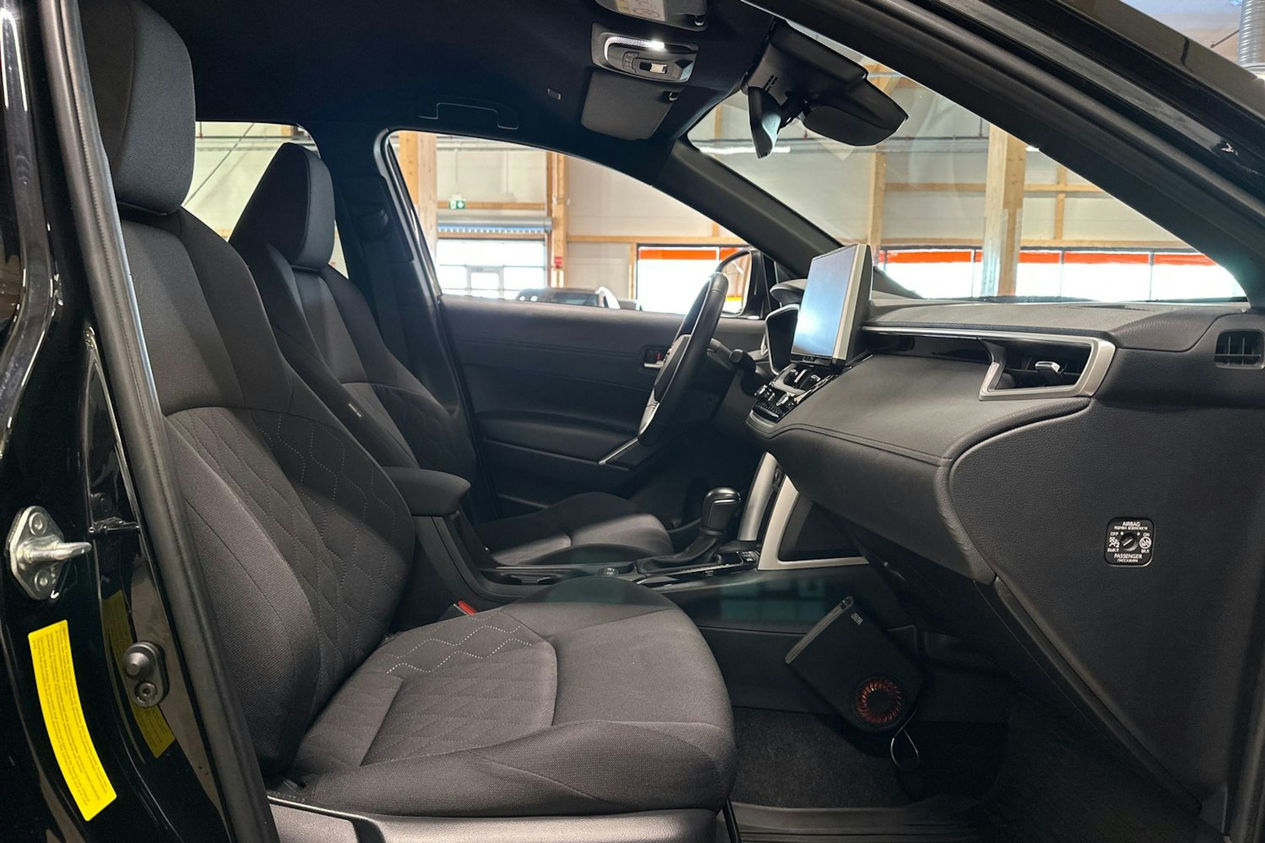 musta Toyota Corolla Cross 2023 kuva 13.