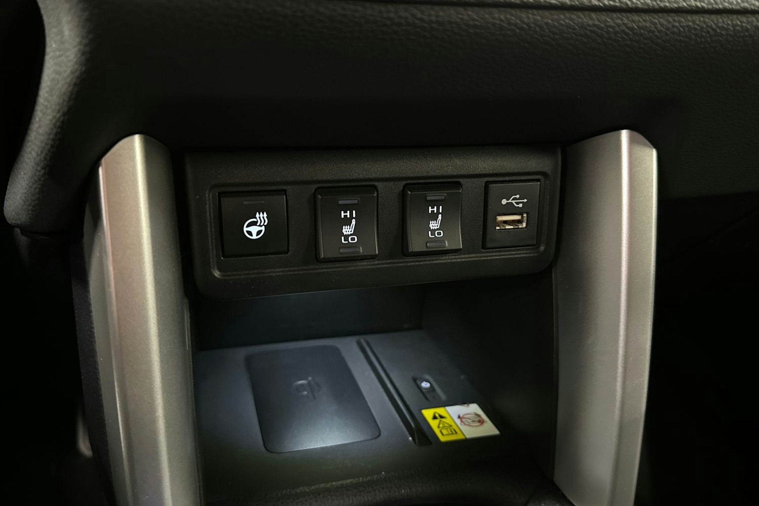 musta Toyota Corolla Cross 2023 kuva 19.