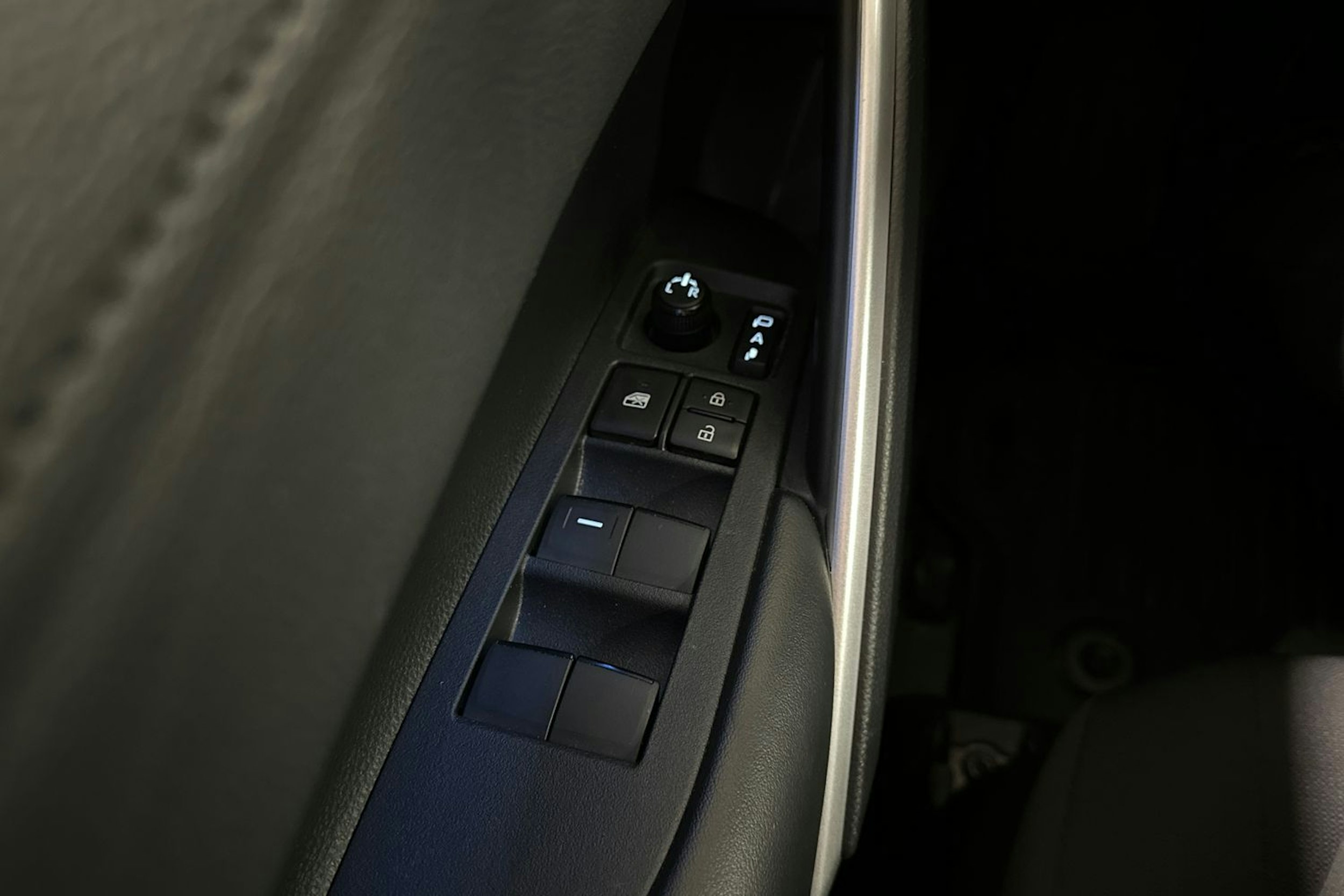 musta Toyota Corolla Cross 2023 kuva 25.