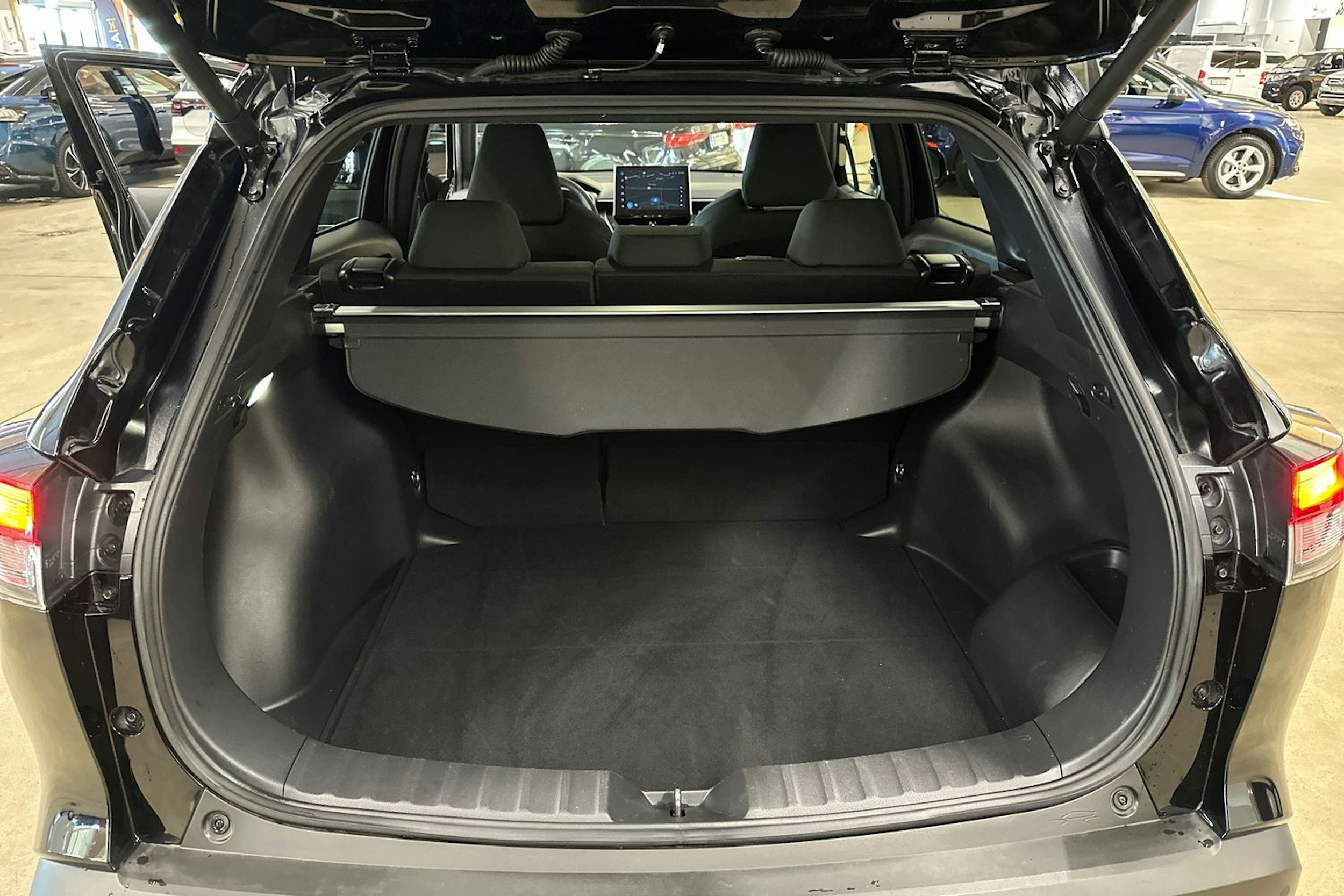 musta Toyota Corolla Cross 2023 kuva 26.