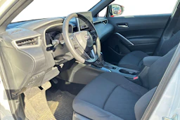 valkoinen Toyota Corolla Cross 2023 kuva 3.