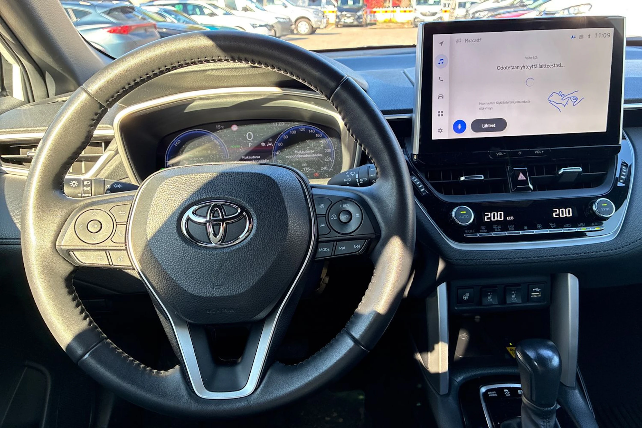 valkoinen Toyota Corolla Cross 2023 kuva 4.