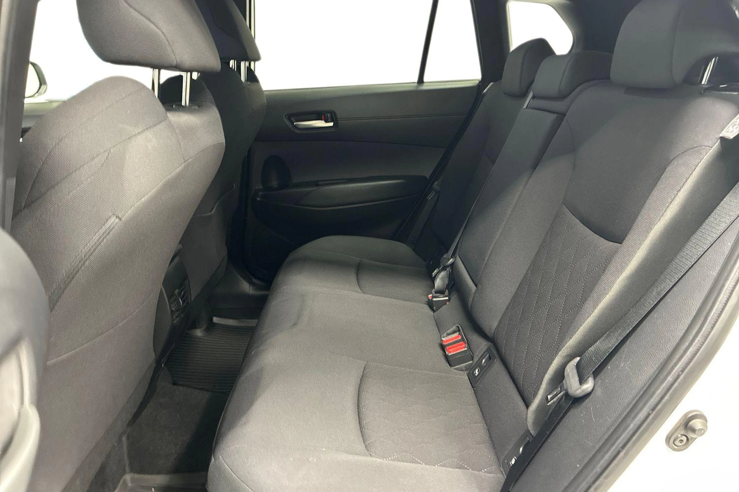 valkoinen Toyota Corolla Cross 2023 kuva 8.