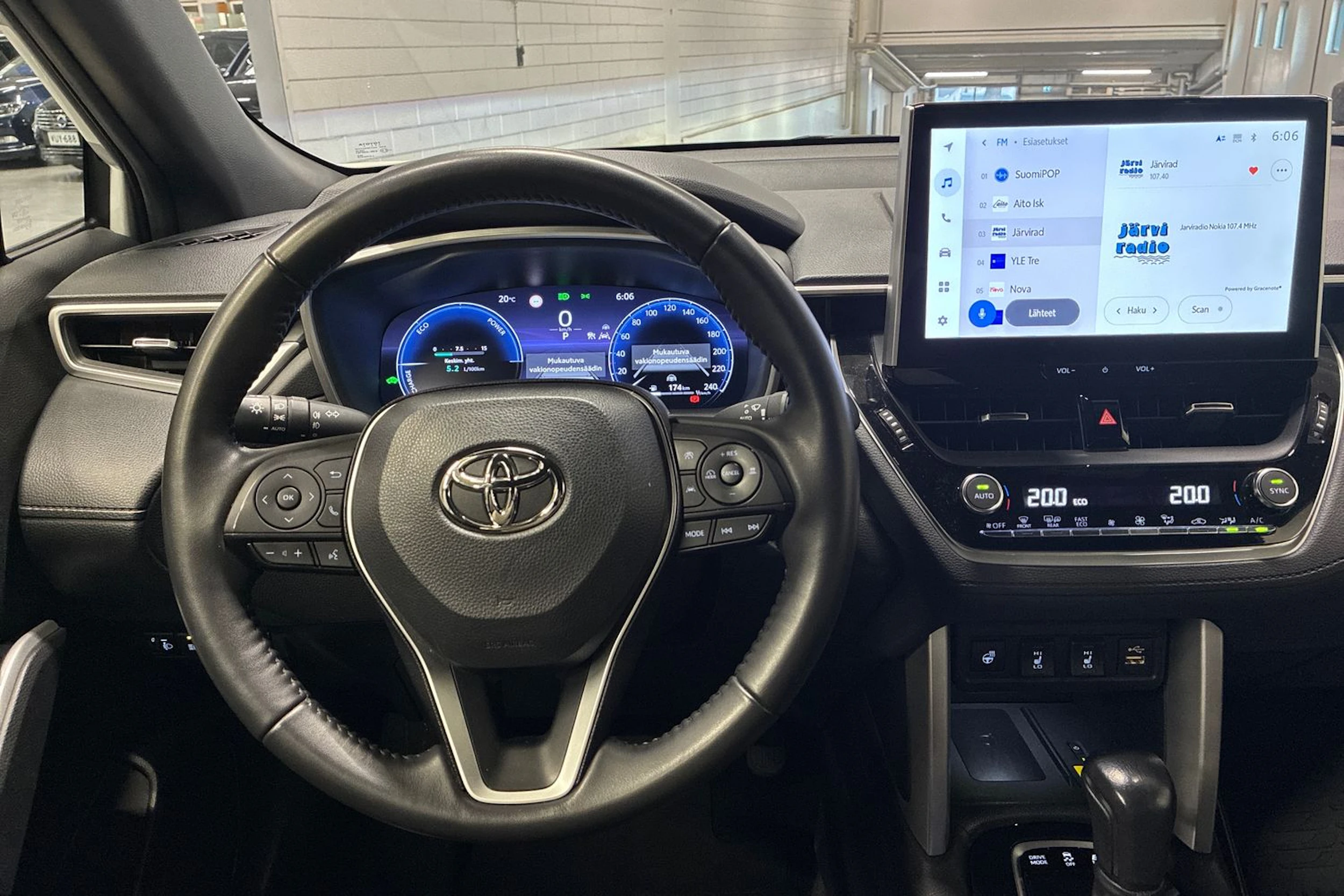 valkoinen Toyota Corolla Cross 2023 kuva 11.