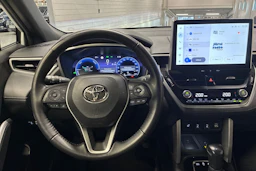 valkoinen Toyota Corolla Cross 2023 kuva 11.