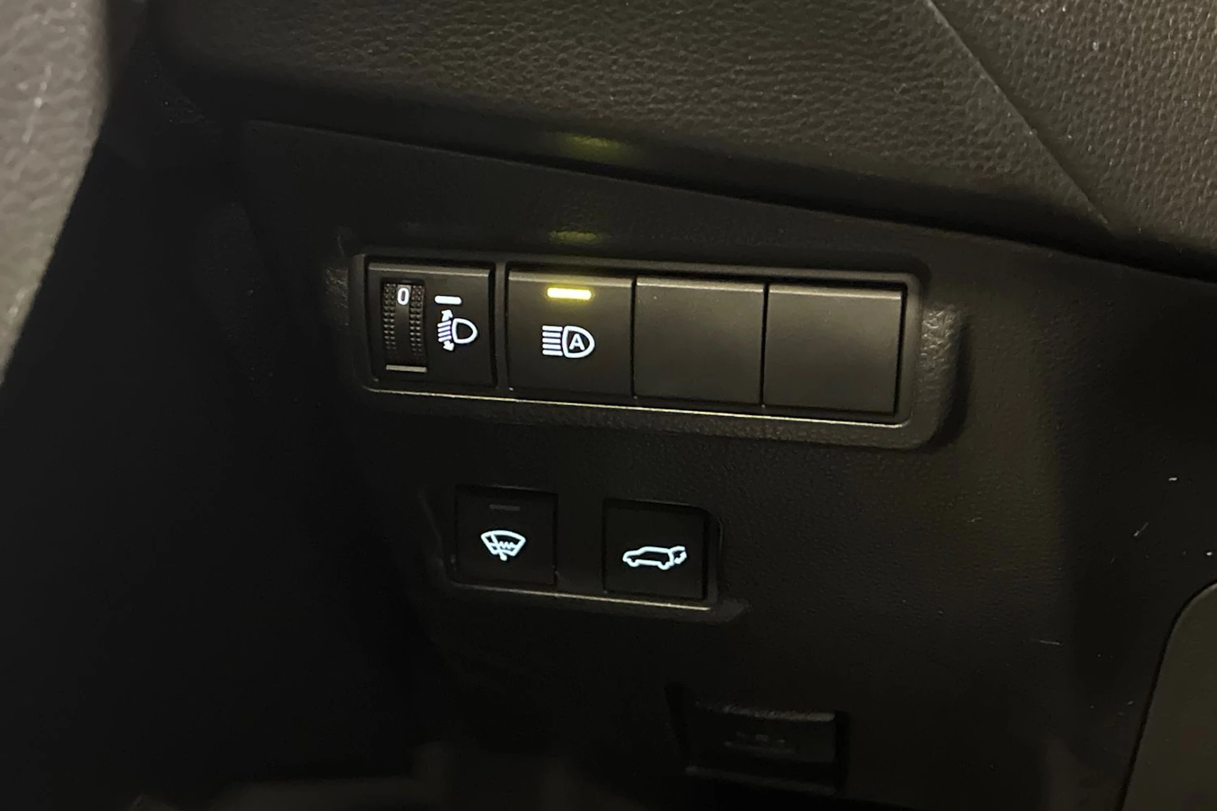 valkoinen Toyota Corolla Cross 2023 kuva 15.