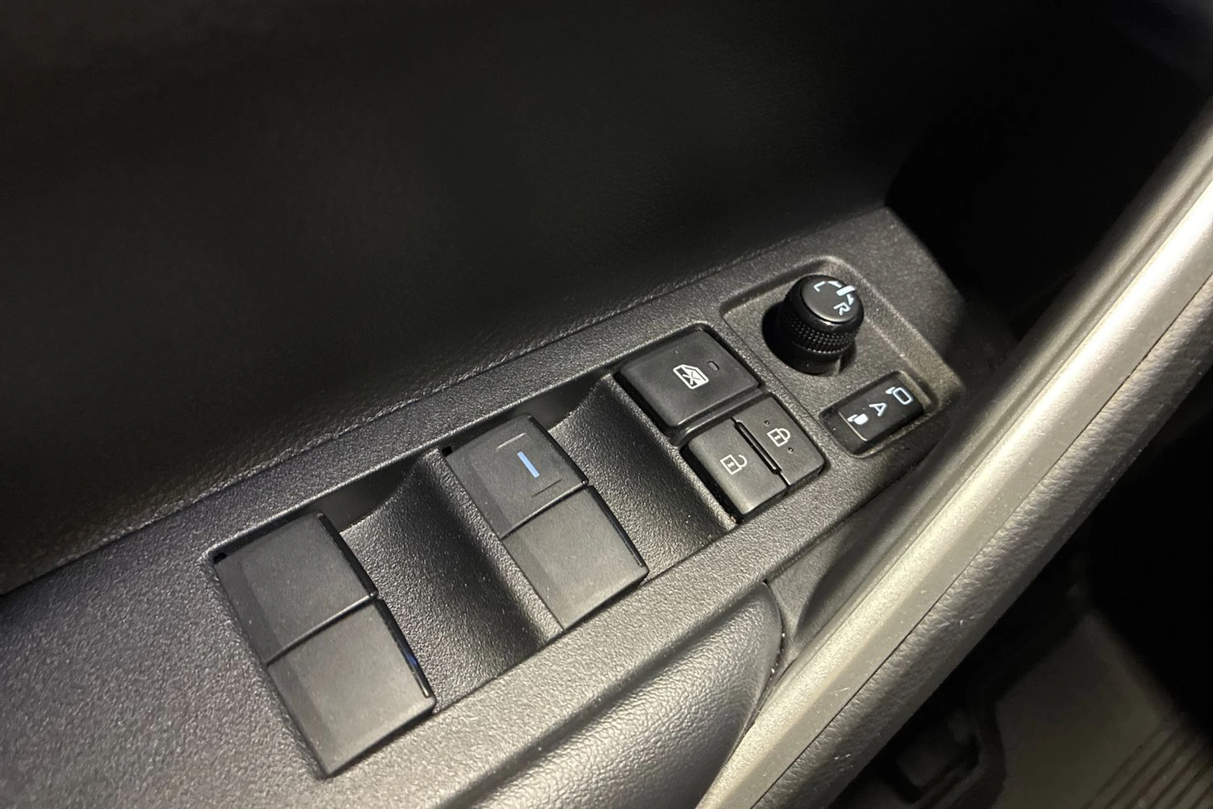 valkoinen Toyota Corolla Cross 2023 kuva 16.
