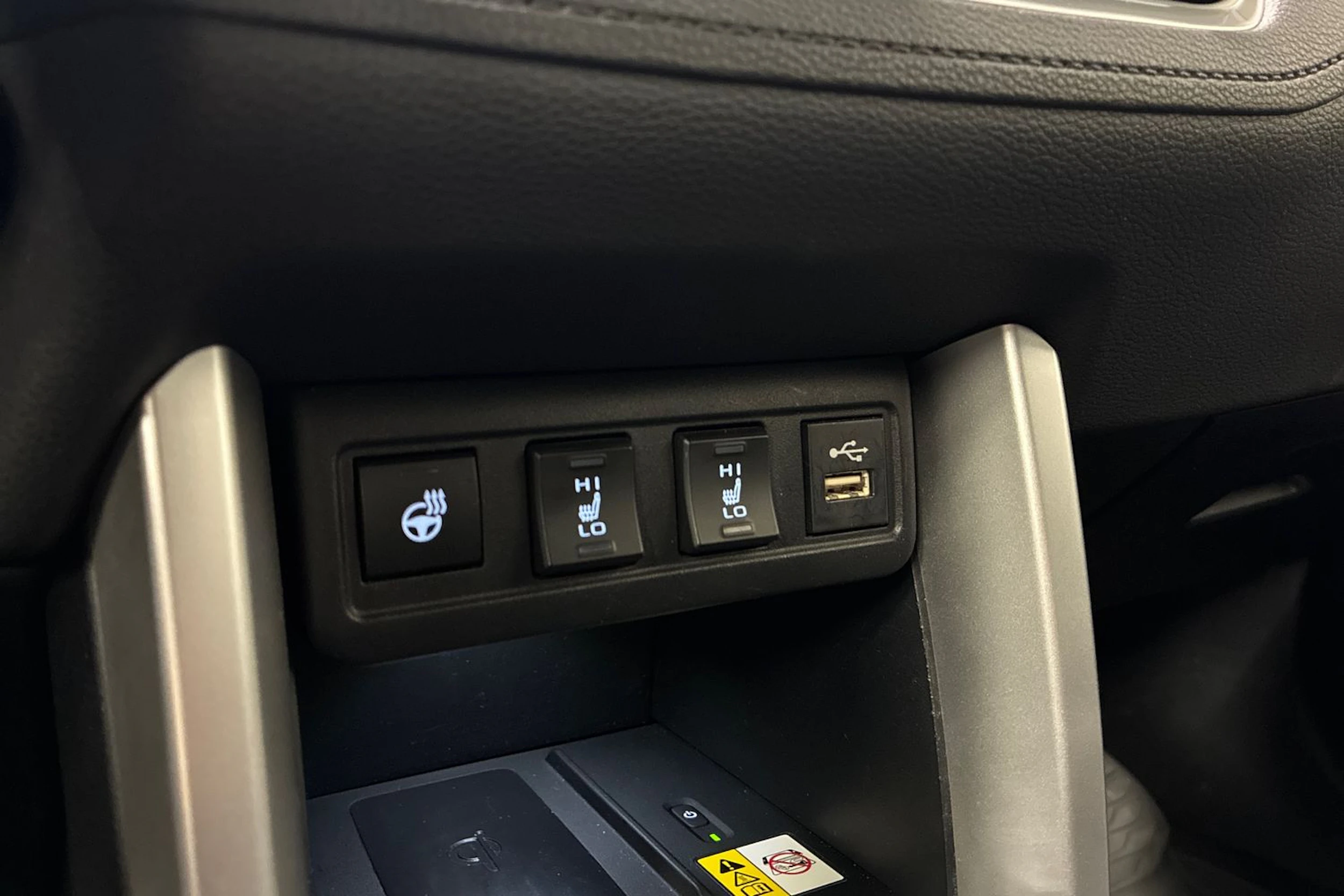 valkoinen Toyota Corolla Cross 2023 kuva 19.