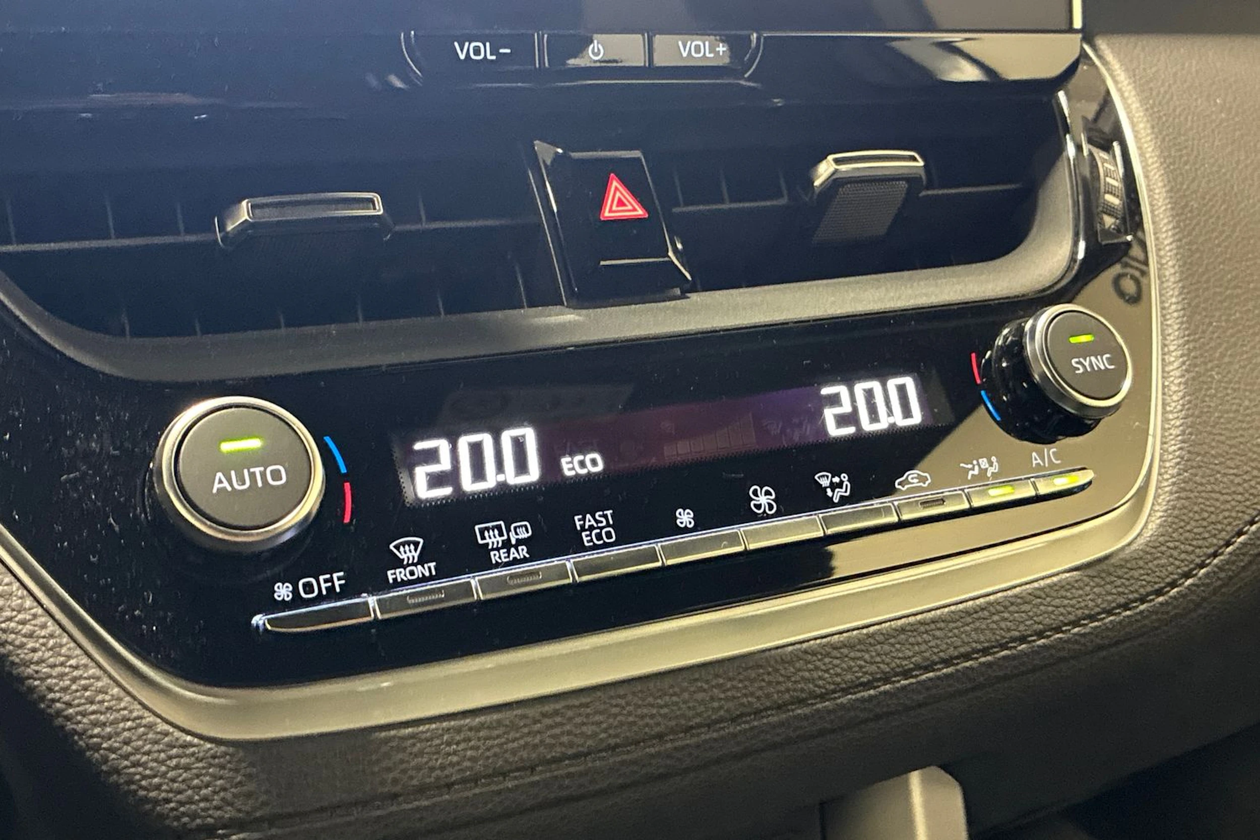 valkoinen Toyota Corolla Cross 2023 kuva 20.