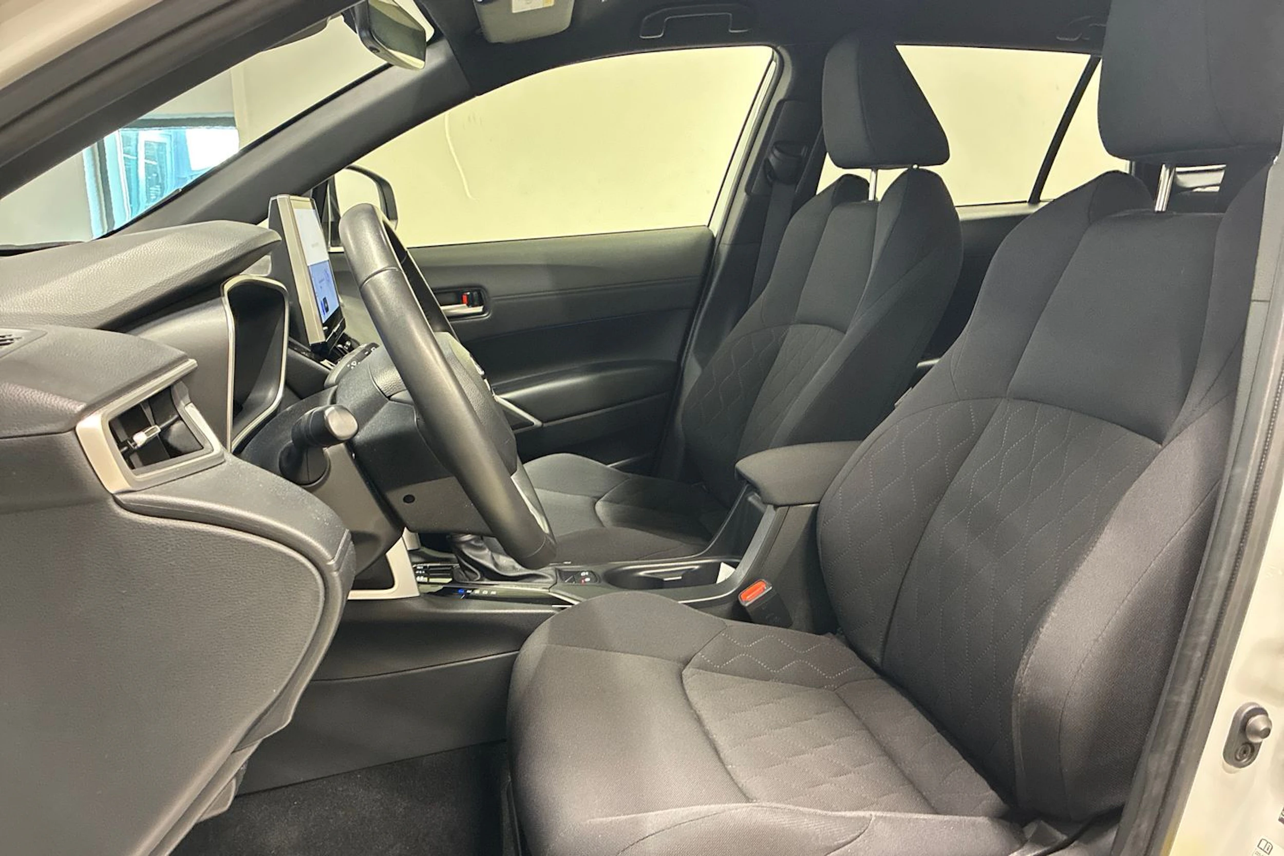 valkoinen Toyota Corolla Cross 2023 kuva 24.