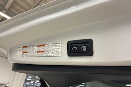 valkoinen Toyota Corolla Cross 2023 kuva 26.