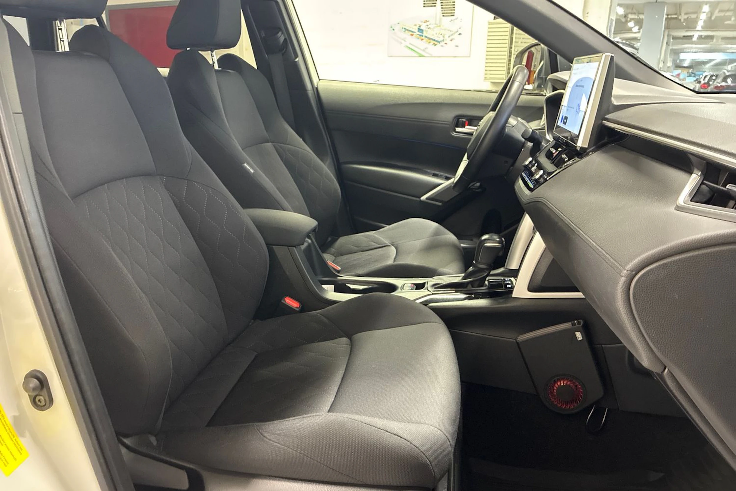 valkoinen Toyota Corolla Cross 2023 kuva 27.