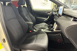 valkoinen Toyota Corolla Cross 2023 kuva 27.